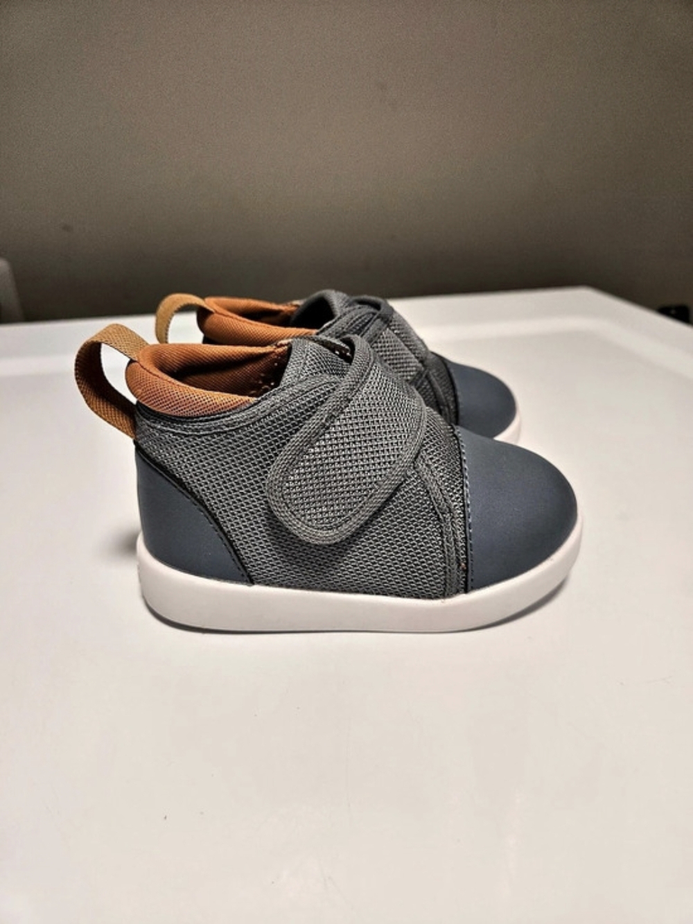 Ikiki Toddler Sz 7 Gray Squeaky Sneakers